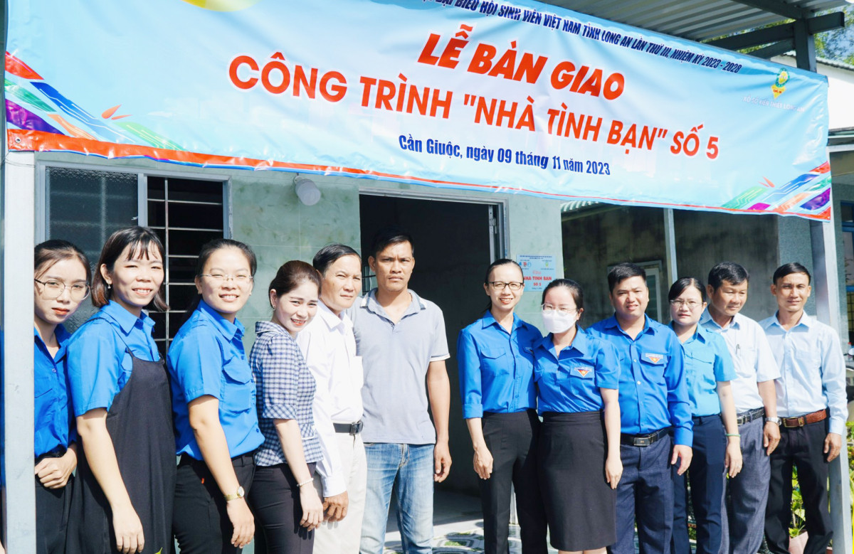 Bàn giao nhà tình bạn cho anh Nguyễn Phước Minh (ấp 3, xã Phước Vĩnh Tây, huyện Cần Giuộc)