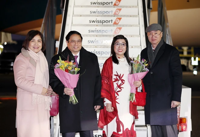 Thủ tướng Phạm Minh Chính và Phu nhân đến Sân bay Quốc tế Zurich ở Thụy Sĩ. (Ảnh: Dương Giang/TTXVN)