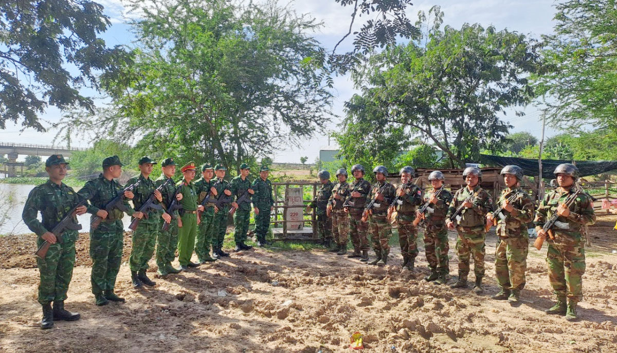 Đồn Biên phòng Bến Phố phối hợp tuần tra song phương với lực lượng bảo vệ biên giới nước bạn