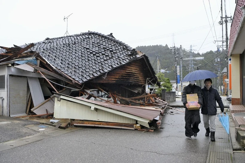 Một ngôi nhà đổ sập sau động đất tại tỉnh Ishikawa, Nhật Bản. (Ảnh: Kyodo/TTXVN)