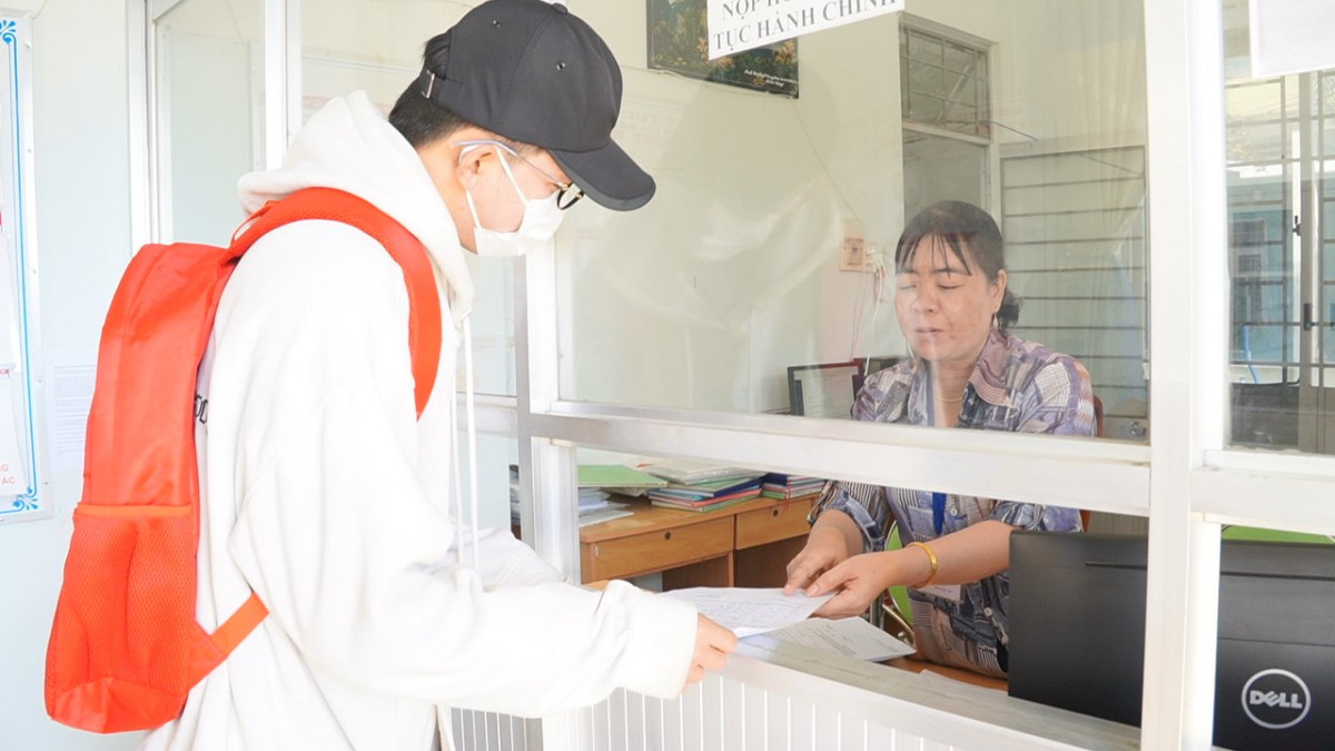 Người dân đến giao dịch tại bộ phận một cửa của xã Lạc Tấn hài lòng với thái độ làm việc, phục vụ của cán bộ, công chức ở đây