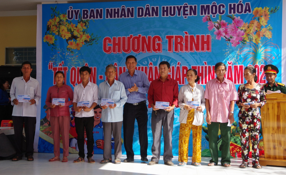 Mộc Hóa tổ chức Chương trình 'Tết quân - dân' xuân Giáp Thìn năm 2024