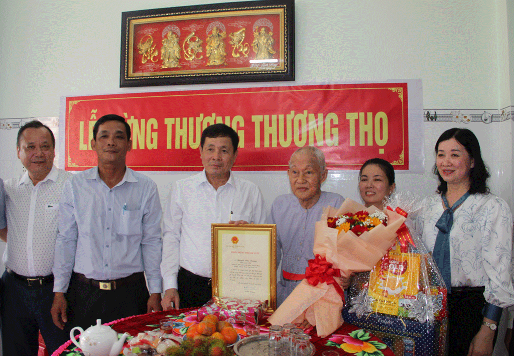 Phó Chủ tịch Thường trực HĐND tỉnh - Mai Văn Nhiều thăm, chúc thọ người cao tuổi và tặng quà tết cho trẻ em tại huyện Thạnh Hóa