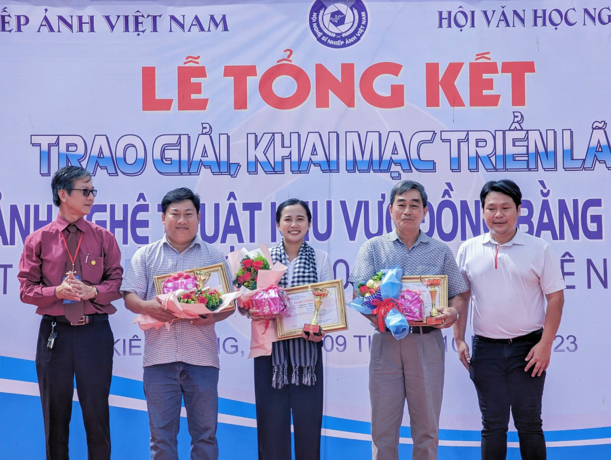 Chị Nguyễn Ngọc Yến nhận giải tại Liên hoan ảnh nghệ thuật khu vực Đồng bằng sông Cửu Long lần thứ 38