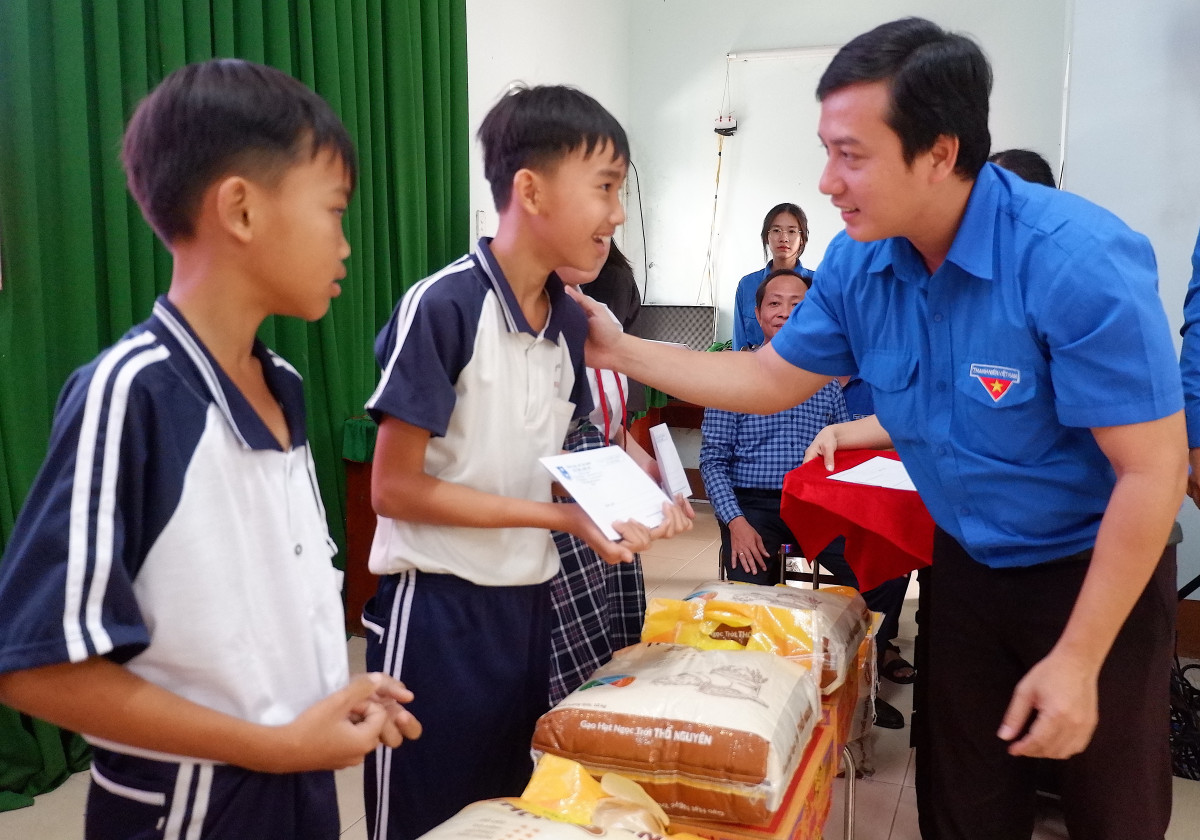 Bí thư Tỉnh Đoàn - Trần Hải Phú trao quà cho học sinh có hoàn cảnh khó khăn