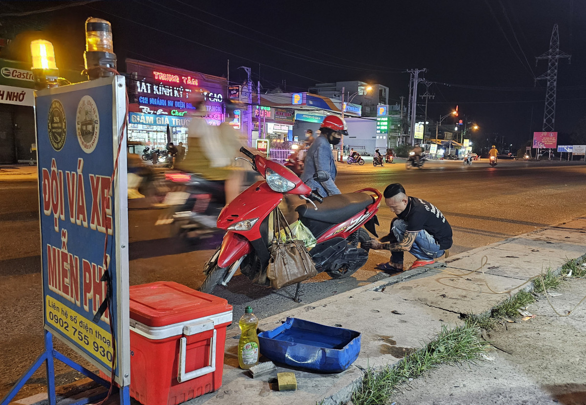 Mỗi đêm, đội hỗ trợ từ 3 -10 xe máy bị hư hỏng dọc đường