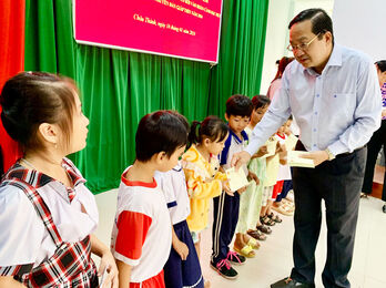 Phó Chủ tịch UBND tỉnh – Nguyễn Minh Lâm tặng quà cho trẻ em có hoàn cảnh đặc biệt tại Châu Thành