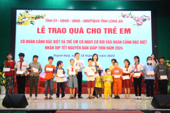 Phó Chủ tịch Thường trực HĐND tỉnh - Mai Văn Nhiều thăm, chúc thọ người cao tuổi và tặng quà tết cho trẻ em tại huyện Thạnh Hóa