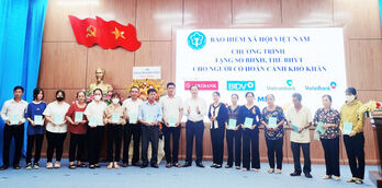 Bảo hiểm Xã hội Việt Nam tặng sổ bảo hiểm xã hội, thẻ bảo hiểm y tế cho người có hoàn cảnh khó khăn tại Long An