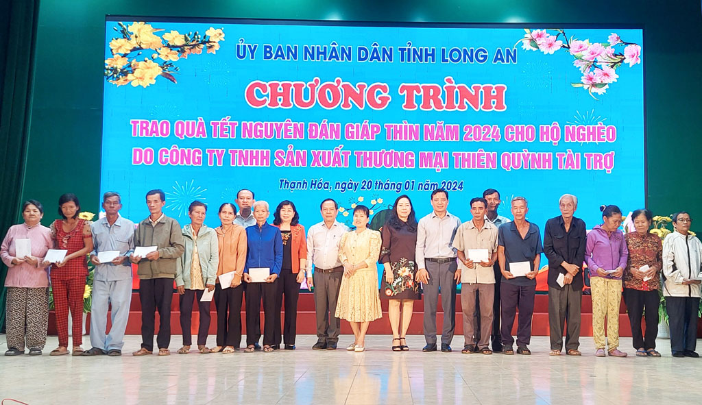 Phó Chủ tịch UBND tỉnh - Phạm Tấn Hòa tặng quà tết cho hộ nghèo ở huyện Thạnh Hóa