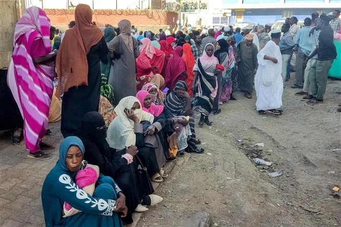 Người dân xếp hàng chờ nhận hàng cứu trợ tại Gedaref (Sudan), ngày 30/12/2023. (Ảnh: AFP/TTXVN)