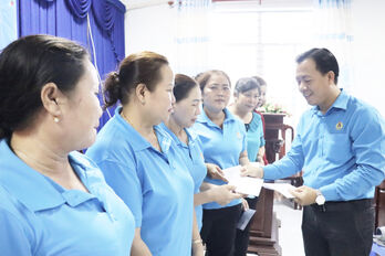 Liên đoàn Lao động huyện Cần Giuộc tặng quà tết cho đoàn viên, công nhân lao động có hoàn cảnh khó khăn