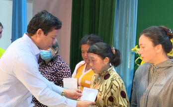 Phó Chủ tịch UBND tỉnh - Phạm Tấn Hòa tặng quà tết cho hộ nghèo ở huyện Thạnh Hóa