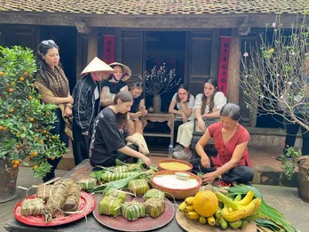 Khách quốc tế trải nghiệm “Tết làng Việt” 2024 tại Làng cổ Đường Lâm