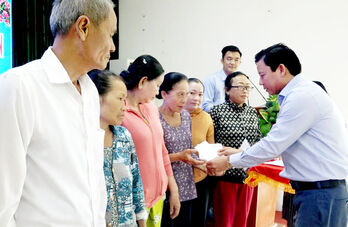 Phó Chủ tịch UBND tỉnh - Phạm Tấn Hòa tặng quà tết cho hộ khó khăn tại thị xã Kiến Tường Phó Chủ tịch UBND tỉnh - Phạm Tấn Hòa tặng quà tết cho hộ khó khăn tại thị xã Kiến Tường