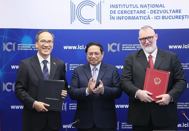 Thủ tướng Phạm Minh Chính chứng kiến trao thỏa thuận hợp tác giữa Việt Nam và Viện Nghiên cứu và Phát triển Tin học Quốc gia ICI. (Ảnh: Dương Giang/TTXVN)