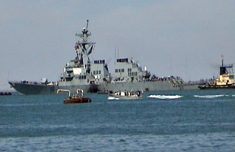 Tàu khu trục USS Cole của Mỹ bị hư hại nghiêm trọng sau một vụ tấn công liều chết trên Vịnh Aden. (Ảnh: AFP/TTXVN)
