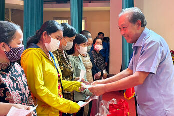 Nguyên Phó Thủ tướng Thường trực Chính phủ - Trương Hòa Bình trao quà tết cho gia đình chính sách khó khăn, hộ nghèo huyện Đức Hòa