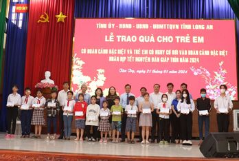 Phó Chủ tịch UBND tỉnh Long An - Phạm Tấn Hòa trao quà cho trẻ em có hoàn cảnh đặc biệt tại huyện Tân Trụ