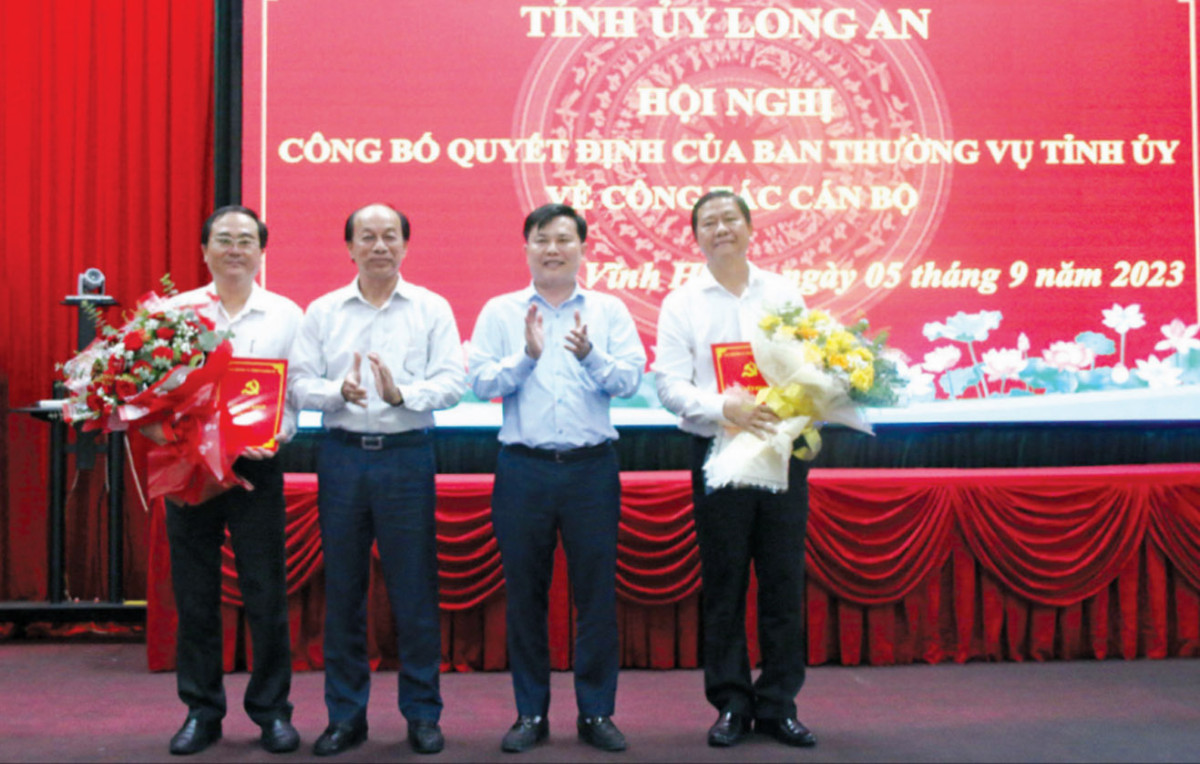 Phó Bí thư Thường trực Tỉnh ủy, Trưởng đoàn Đại biểu Quốc hội tỉnh - Nguyễn Thanh Hải (thứ 2, phải qua) và Ủy viên Ban Thường vụ Tỉnh ủy, Trưởng ban Tổ chức Tỉnh ủy - Lê Thanh Nghiêm trao quyết định công tác cán bộ