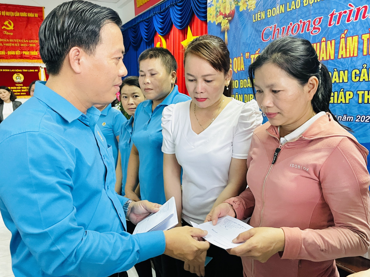 Chị Lê Thị Ngọc Nha thuộc diện khó khăn được nhận quà tết từ nguồn kinh phí của Liên đoàn Lao động tỉnh