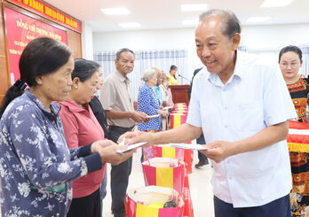 Nguyên Phó Thủ tướng Thường trực Chính phủ - Trương Hòa Bình trao quà tết tại Đức Huệ