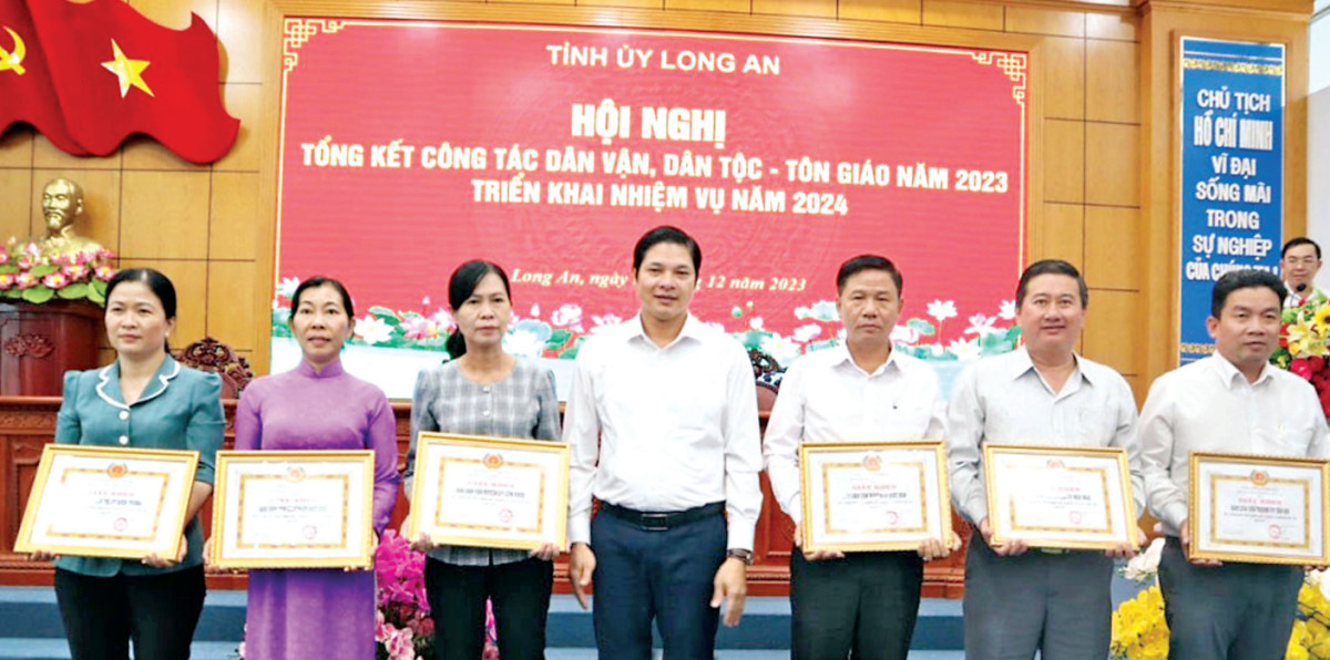 Trưởng ban Dân vận Tỉnh ủy - Phạm Văn Bốn trao giấy khen cho 6 tập thể hoàn thành tốt nhiệm vụ năm 2023 (Ảnh: Ngọc Mận)