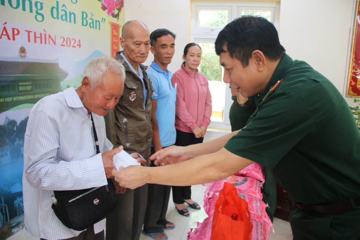 Đại tá Đoàn Văn An - Chính ủy Bộ Chỉ huy Bộ đội Biên phòng tỉnh, trao quà cho người dân biên giới nhân dịp Tết Nguyên đán Giáp Thìn năm 2024