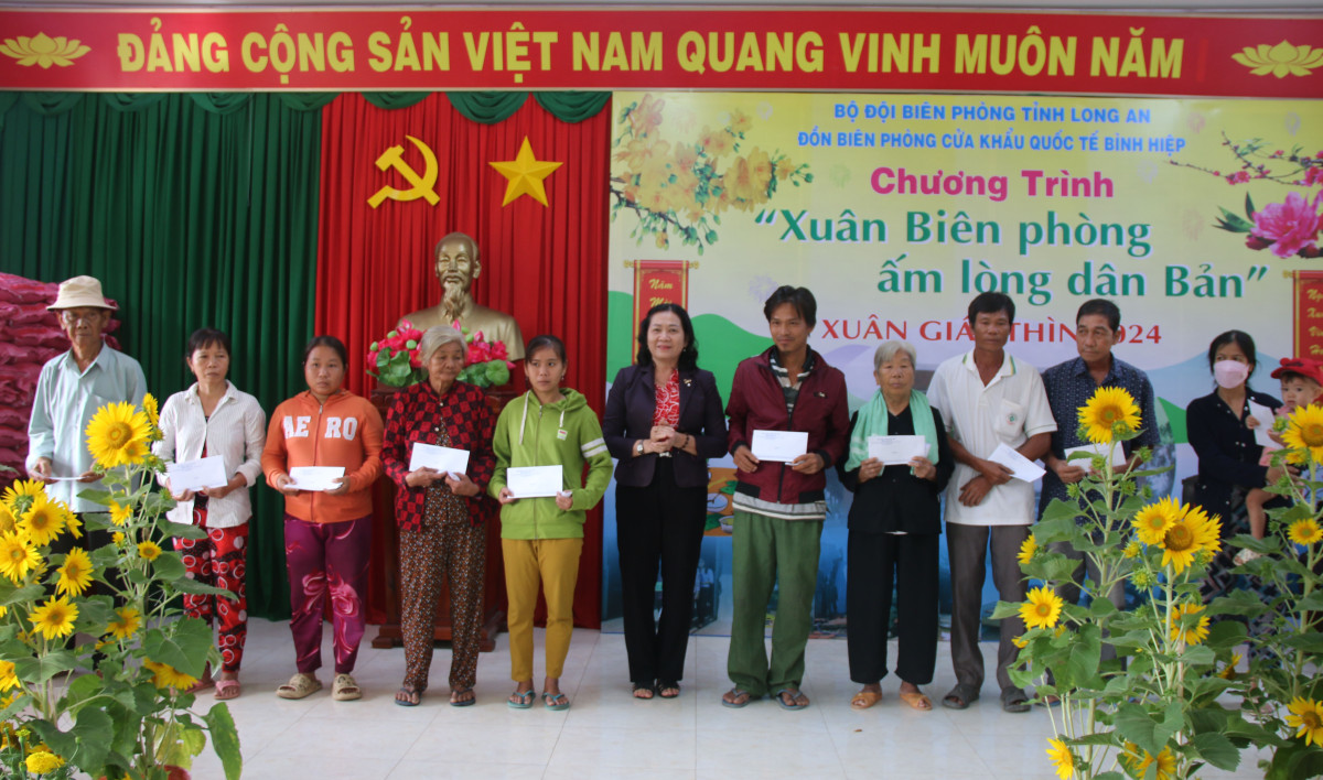 Phó Chủ tịch UBMTTQ Việt Nam tỉnh - Phạm Ngọc Tiệp trao quà cho người dân biên giới trong chương trình Xuân Biên phòng ấm lòng dân bản năm 2024