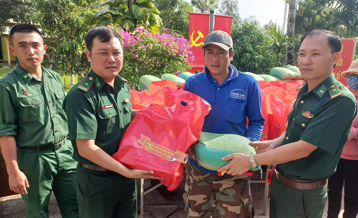 Những phần quà được cán bộ, chiến sĩ bộ đội biên phòng trao tận tay, làm ấm lòng hộ gia đình chính sách, hộ nghèo, có hoàn cảnh khó khăn