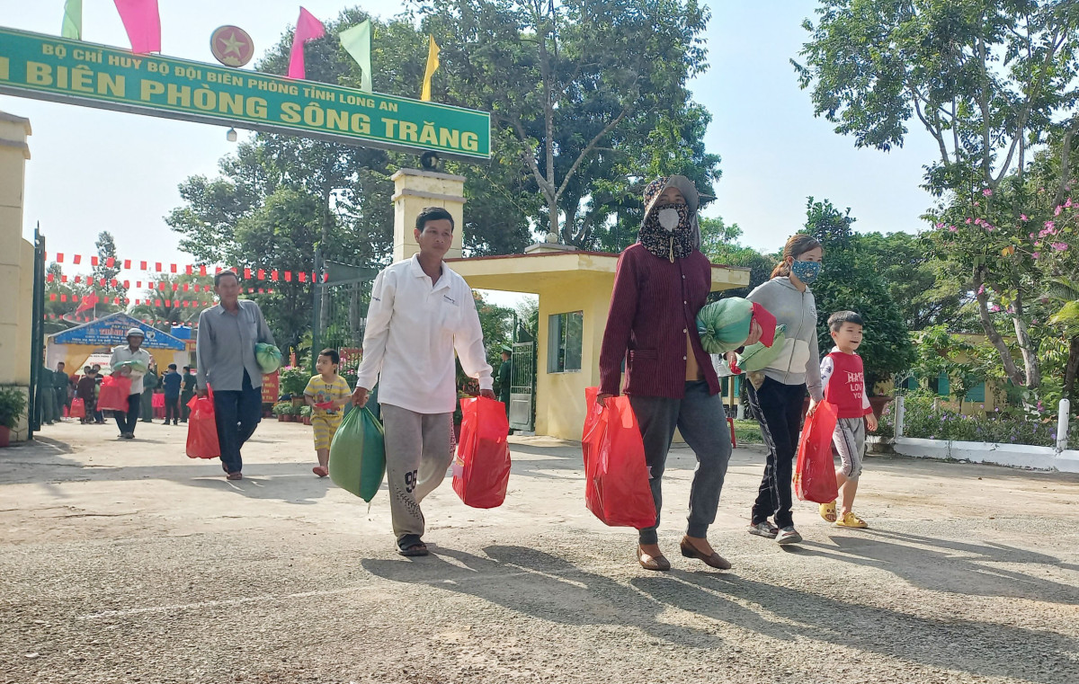 Người dân vui mừng khi được nhận quà từ cán bộ, chiến sĩ bộ đội biên phòng để có một cái tết vui vẻ, ấm cúng hơn