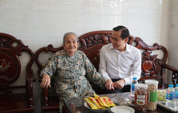 Bí thư Thành ủy Tân An thăm, chúc tết Mẹ Việt Nam Anh hùng và hộ nghèo