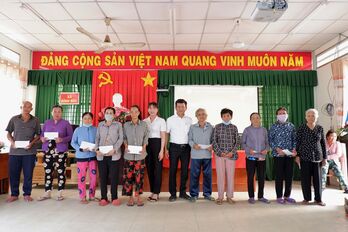 Công ty Cấp thoát nước Long An tặng quà tết cho 181 hộ nghèo tại Bến Lức, Tân Trụ