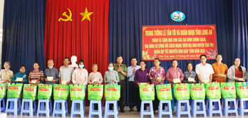 Lieutenant General Le Tan Toi and Long An Provincial National Assembly Delegation present Tet gifts to disadvantaged families