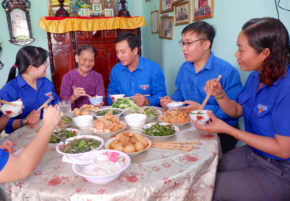 Cán bộ, đoàn viên, thanh niên thực hiện một ngày “cùng ăn, cùng ở, cùng làm”, vệ sinh nhà, nấu bữa cơm gia đình, nghe Mẹ Việt Nam Anh hùng kể những câu chuyện lịch sử,...