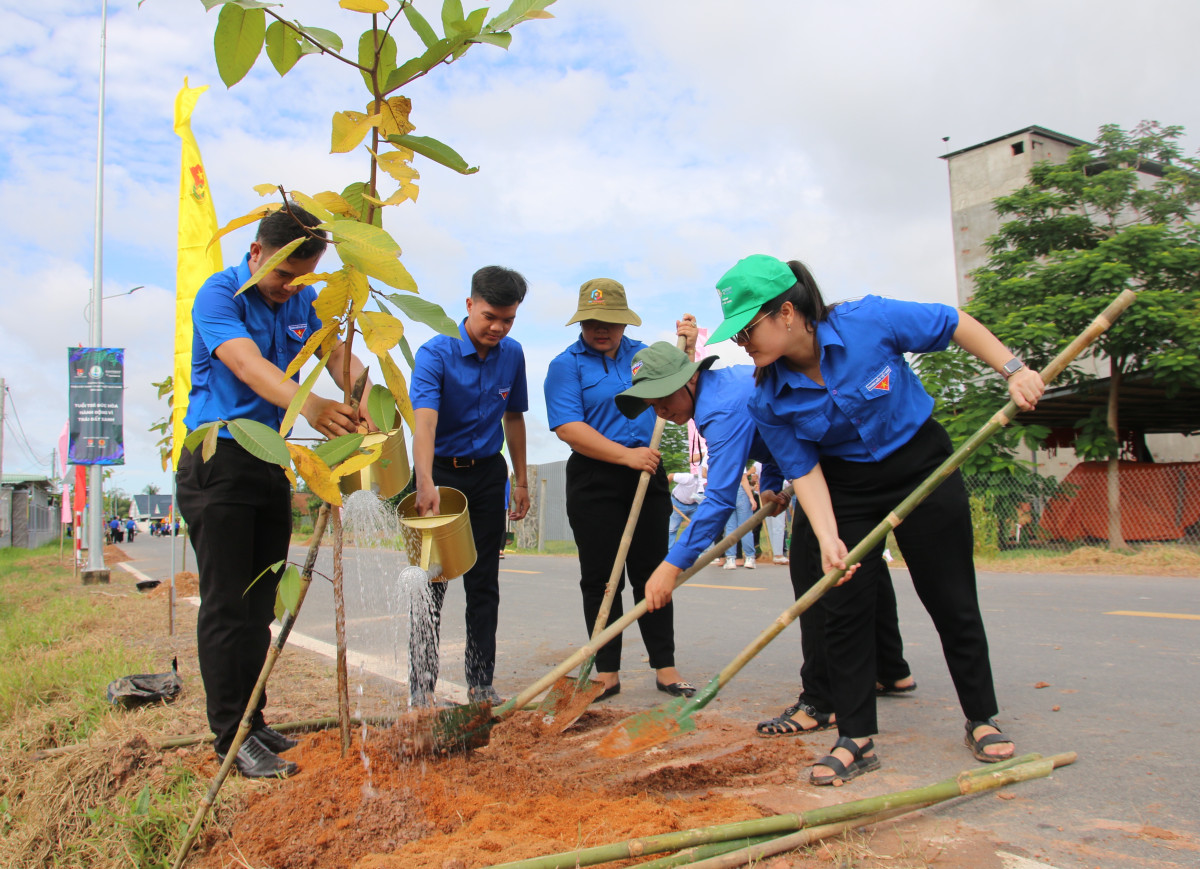 Đoàn viên, thanh niên trồng cây, chung tay xây dựng nông thôn mới