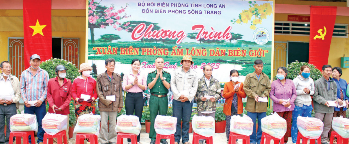 Đón xuân mới, không quên nhiệm vụ Lực lượng bộ đội biên phòng tặng quà cho gia đình chính sách, hộ nghèo ở khu vực biên giới, giúp người dân đón tết đủ đầy, ý nghĩa, ấm áp hơn