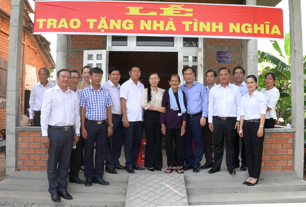 Bí thư Huyện ủy Tân Trụ - Võ Trần Tuấn Thanh tặng quà mừng gia đình ông Nguyễn Văn Mái và bà Trần Thị Lắm có được căn nhà kiên cố