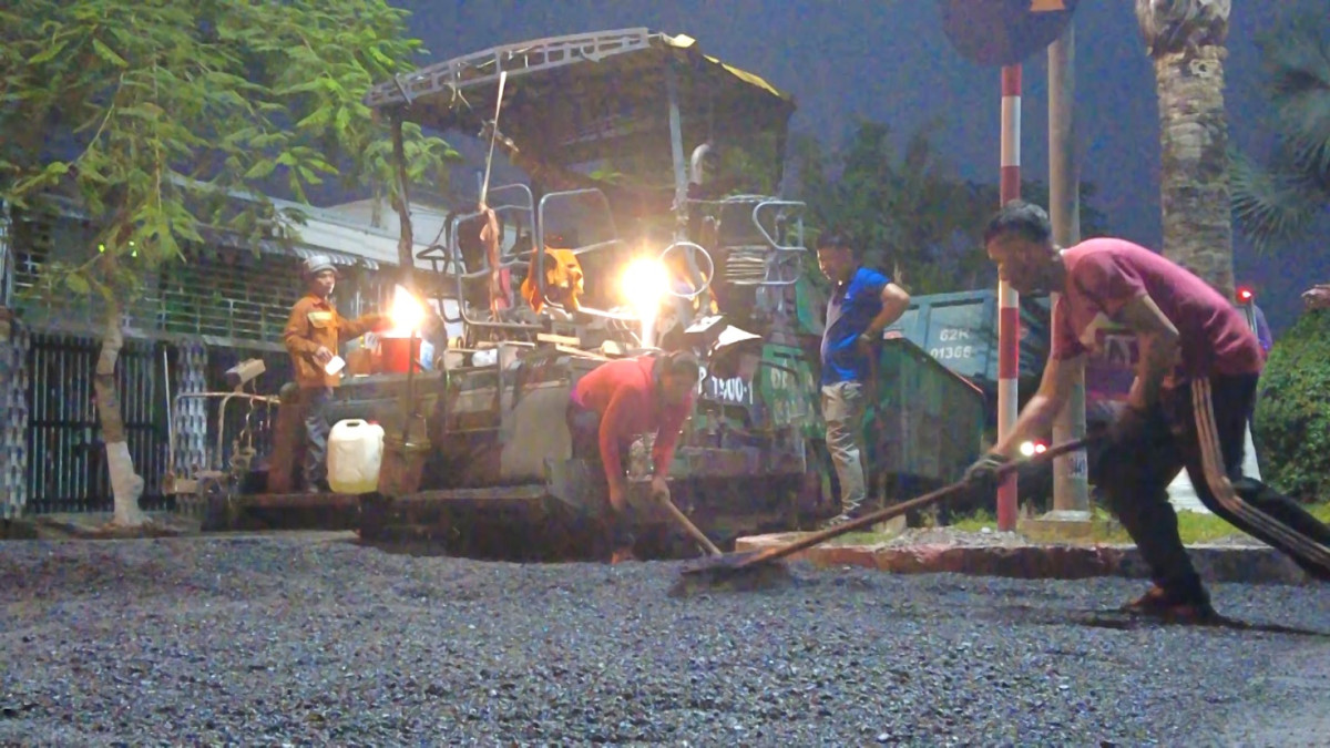 Tân Thạnh xuyên đêm thi công công trình phục vụ người dân đón tết