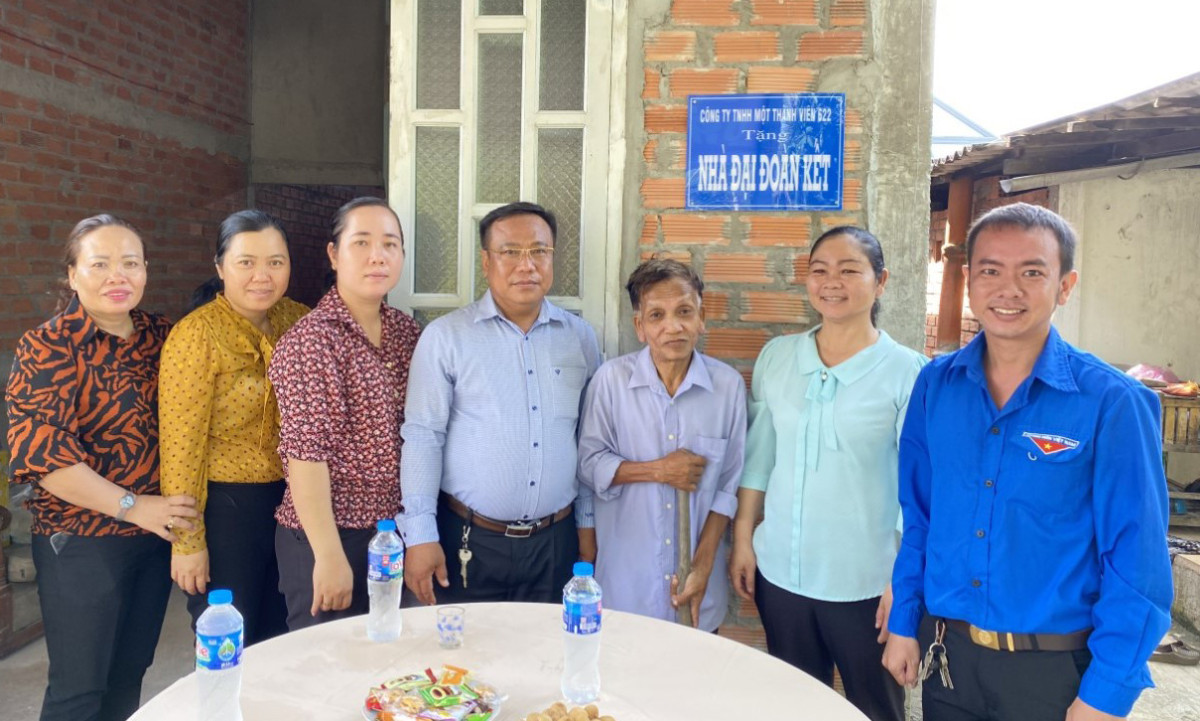 Nhiều hộ dân gặp khó khăn về nhà ở được MTTQ Việt Nam các cấp trong huyện Thủ Thừa hỗ trợ xây dựng nhà Đại đoàn kết 