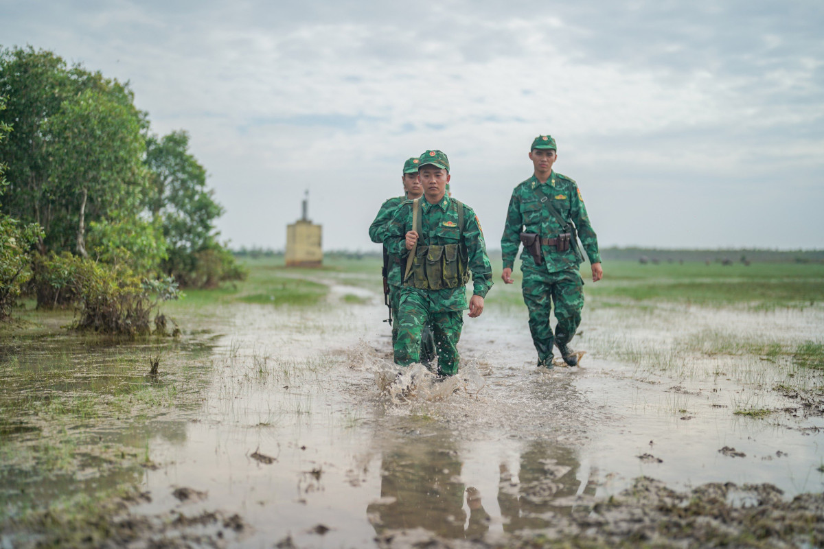 Cán bộ, chiến sĩ bộ đội biên phòng tỉnh tuần tra, kiểm soát, bảo vệ biên giới (Ảnh: Phạm Nguyễn)