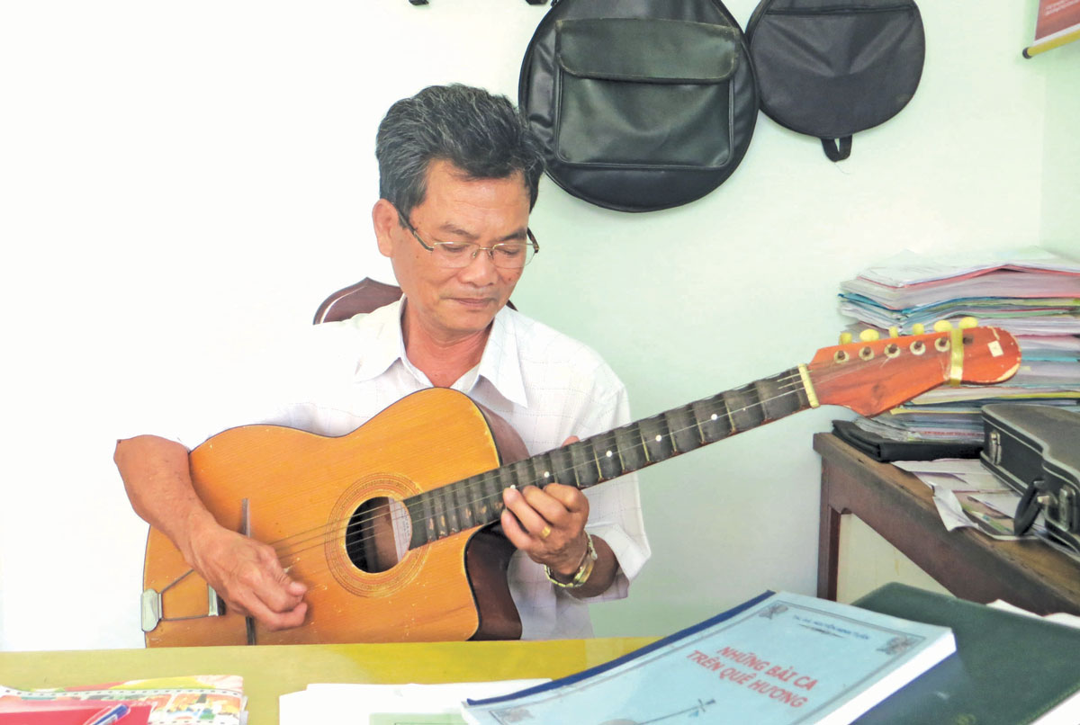 Soạn giả Nguyễn Minh Tuấn nói: “Mình vẫn còn nặng nghiệp cầm ca, như kiếp con tằm phải nhả tơ” (Ảnh: Thùy Hương)
