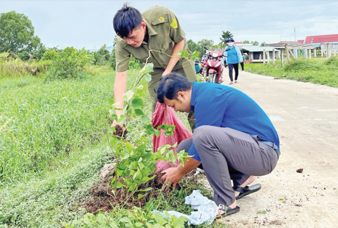 Đoàn viên, thanh niên xã Long Hiệp ra quân trồng cây, xây dựng môi trường sống xanh, sạch, đẹp