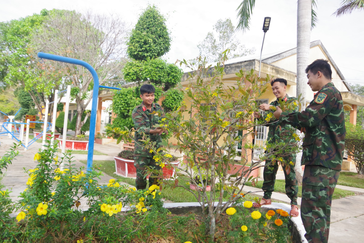 Cán bộ, chiến sĩ trổ tài kết hoa trang trí tết