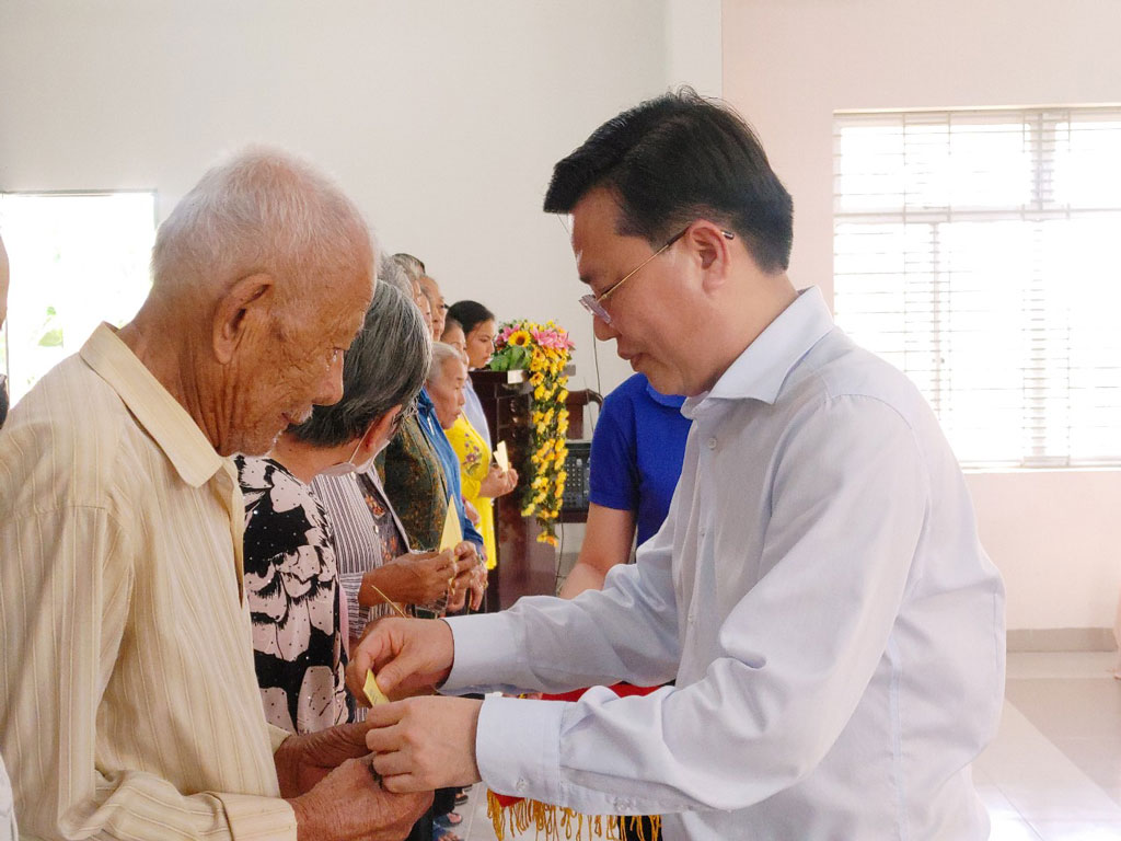 Phó Bí thư Thường trực Tỉnh ủy Long An - Nguyễn Thanh Hải trao quà cho gia đình chính sách và trẻ em có hoàn cảnh khó khăn