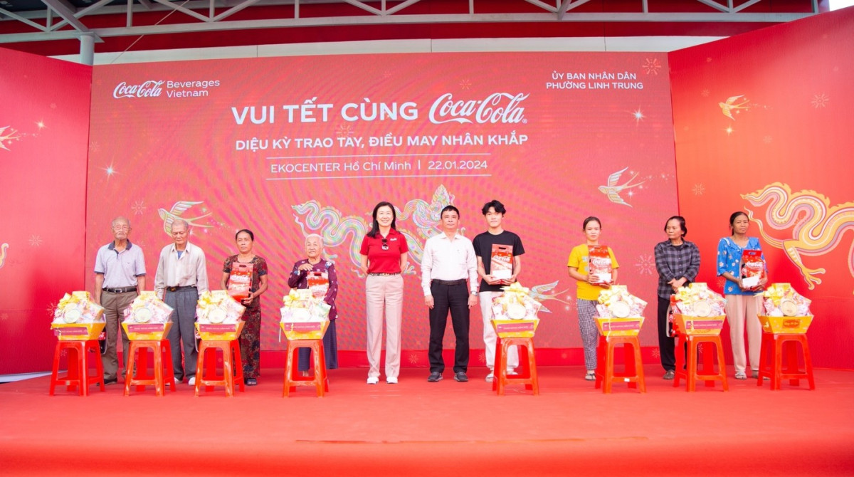 Coca-Cola Việt Nam với chương trình 'Vui Tết cùng Coca-Cola' Với chủ đề “Diệu kỳ trao tay, Điều may nhân khắp”, chương trình Vui Tết cùng Coca-Cola năm 2024 sẽ trao tặng 2.450 phần quà với tổng giá trị hơn 1,4 tỷ đồng đến với người dân và các hộ gia đình khắp 16 tỉnh thành trên toàn quốc