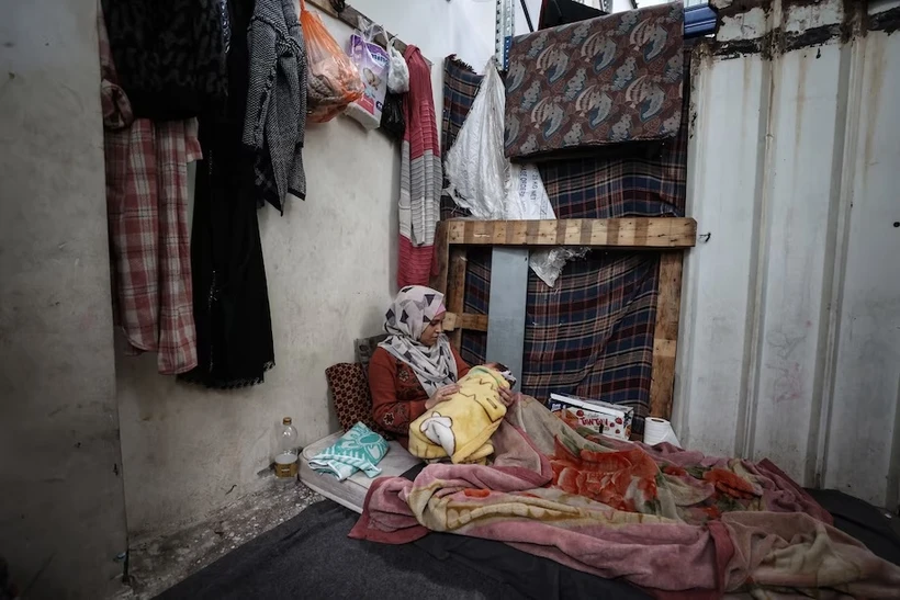 Walaa bế đứa con mới sinh trong một căn nhà dành cho người tị nạn ở Rafah, miền Nam Gaza. (Nguồn: Washington Post)