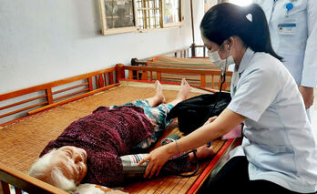 Tân An tổ chức thăm hỏi, khám, tư vấn sức khỏe, tặng quà đảng viên cao tuổi Đảng