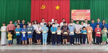 Phó Bí thư Thường trực Tỉnh ủy Long An - Nguyễn Thanh Hải trao quà cho gia đình chính sách và trẻ em có hoàn cảnh khó khăn