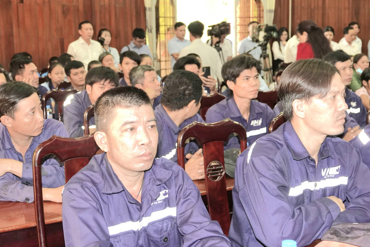 Vice State President - Vo Thi Anh Xuan presents 600 Tet gifts at Ben Luc